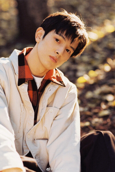 秋
出镜：@王润泽Up ​
摄影：@_TheMoon