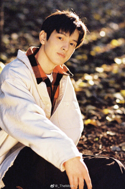 秋
出镜：@王润泽Up ​
摄影：@_TheMoon