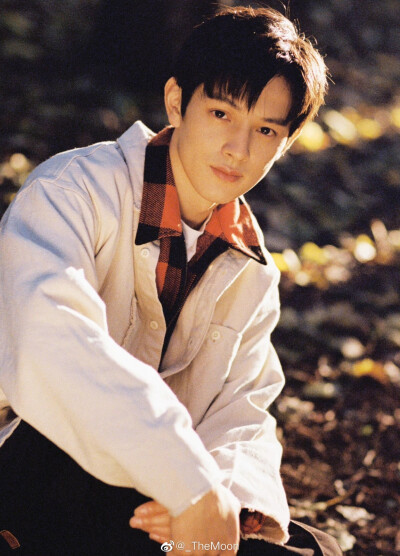 秋
出镜：@王润泽Up ​
摄影：@_TheMoon