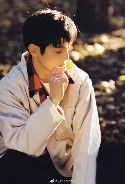 秋
出镜：@王润泽Up ​
摄影：@_TheMoon