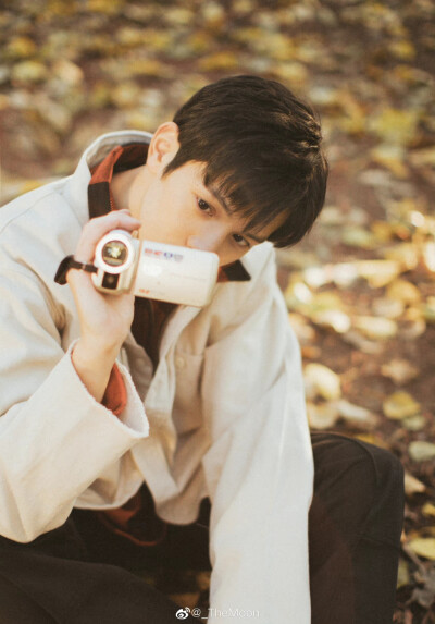 秋
出镜：@王润泽Up ​
摄影：@_TheMoon