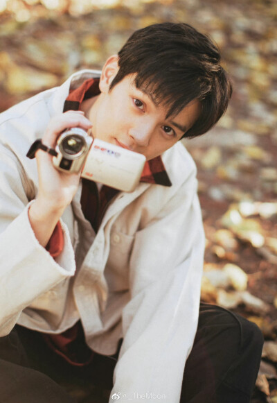 秋
出镜：@王润泽Up ​
摄影：@_TheMoon