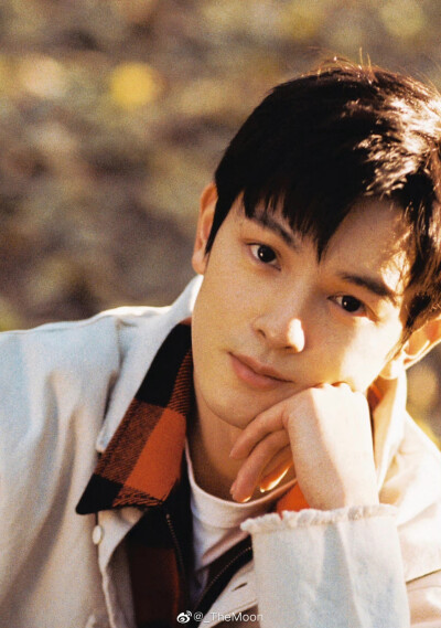 秋
出镜：@王润泽Up ​
摄影：@_TheMoon