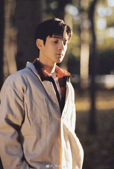 秋
出镜：@王润泽Up ​
摄影：@_TheMoon