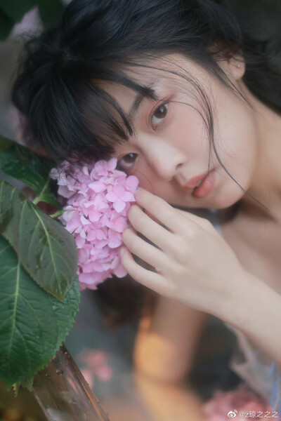 _水光
出镜@-栗崽-
摄影@z琼之之之
#重庆约拍##少女写真# ​