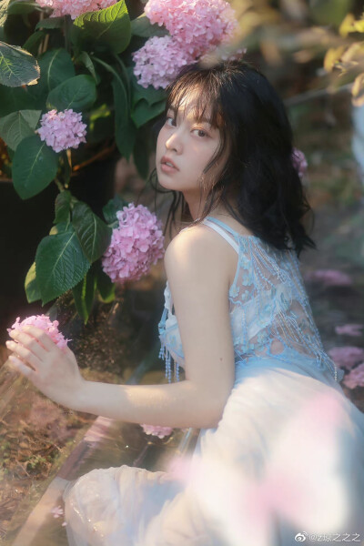 _水光
出镜@-栗崽-
摄影@z琼之之之
#重庆约拍##少女写真# ​