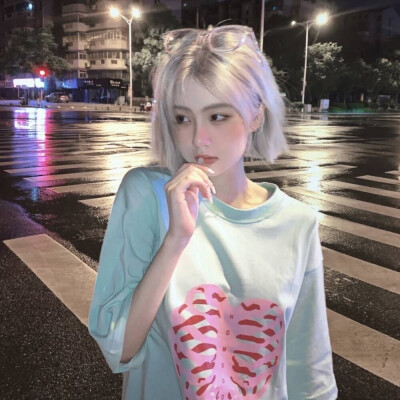 女头
“如果沟通有障碍那就接吻”