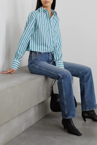 Victoria Beckham 这款衬衫设计虽以男款为蓝本，但也充满女性的柔美。它以挺括纯棉府绸制成，宽松大号衣身印满蓝绿色条纹。不妨将下摆半掖入牛仔裤或精裁裤穿着。