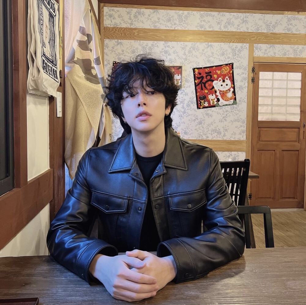 世界上的事情
最忌讳的
就是个十全十美
你看那天上的月亮
一旦圆满了
马上就要亏厌
树上的果子
一旦熟透了
马上就要坠落
凡是总要稍留欠缺
才能持恒
────莫言《檀香刑》