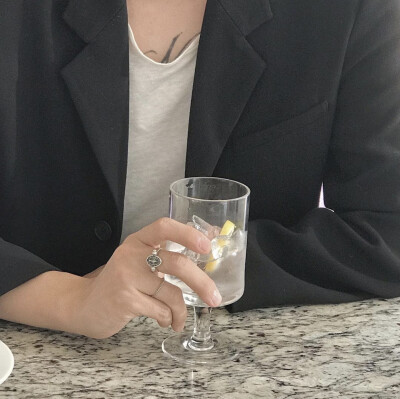 世界上的事情
最忌讳的
就是个十全十美
你看那天上的月亮
一旦圆满了
马上就要亏厌
树上的果子
一旦熟透了
马上就要坠落
凡是总要稍留欠缺
才能持恒
────莫言《檀香刑》