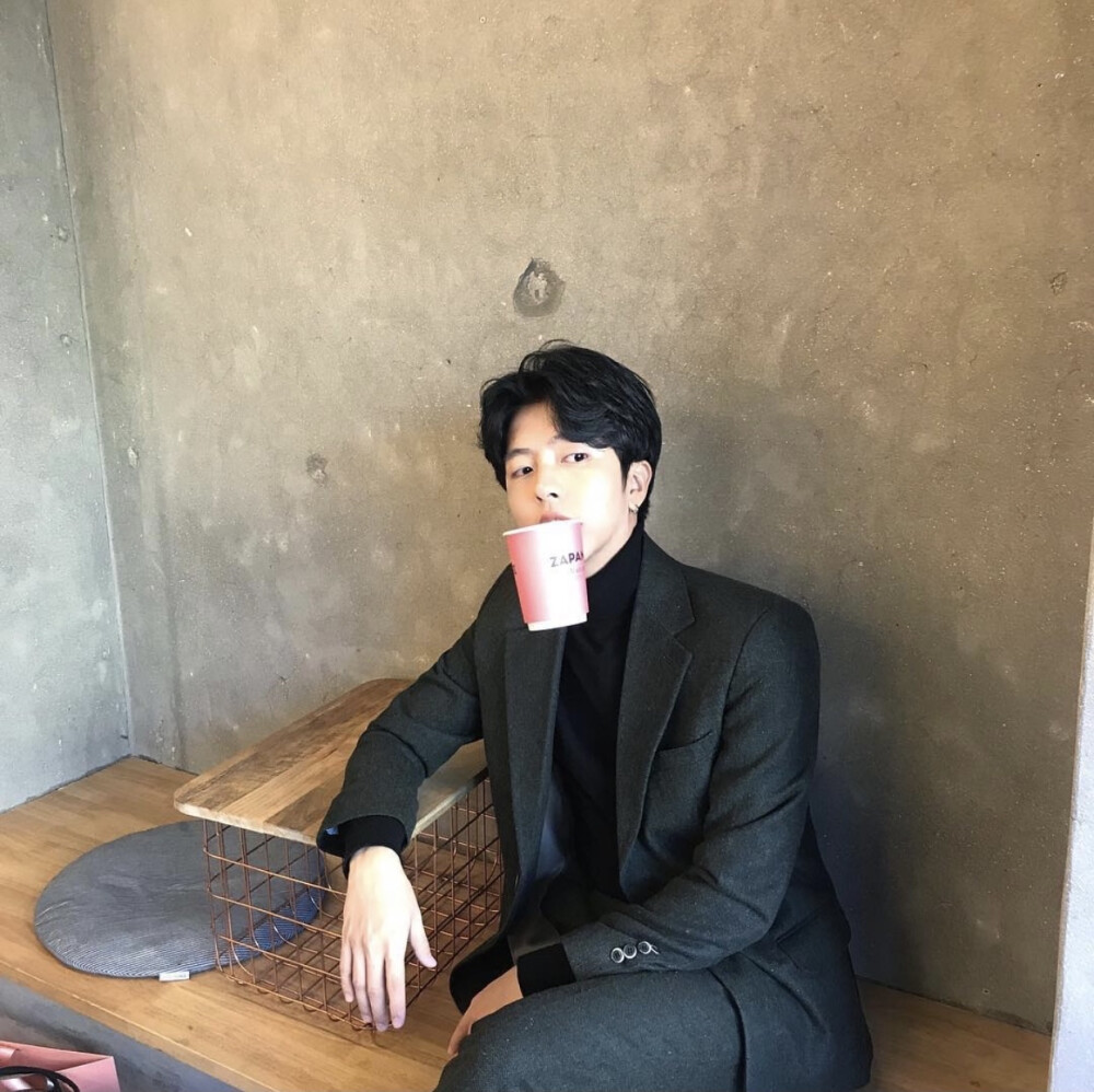 世界上的事情
最忌讳的
就是个十全十美
你看那天上的月亮
一旦圆满了
马上就要亏厌
树上的果子
一旦熟透了
马上就要坠落
凡是总要稍留欠缺
才能持恒
────莫言《檀香刑》