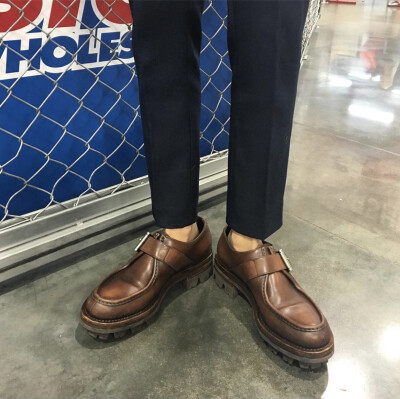 世界上的事情
最忌讳的
就是个十全十美
你看那天上的月亮
一旦圆满了
马上就要亏厌
树上的果子
一旦熟透了
马上就要坠落
凡是总要稍留欠缺
才能持恒
────莫言《檀香刑》