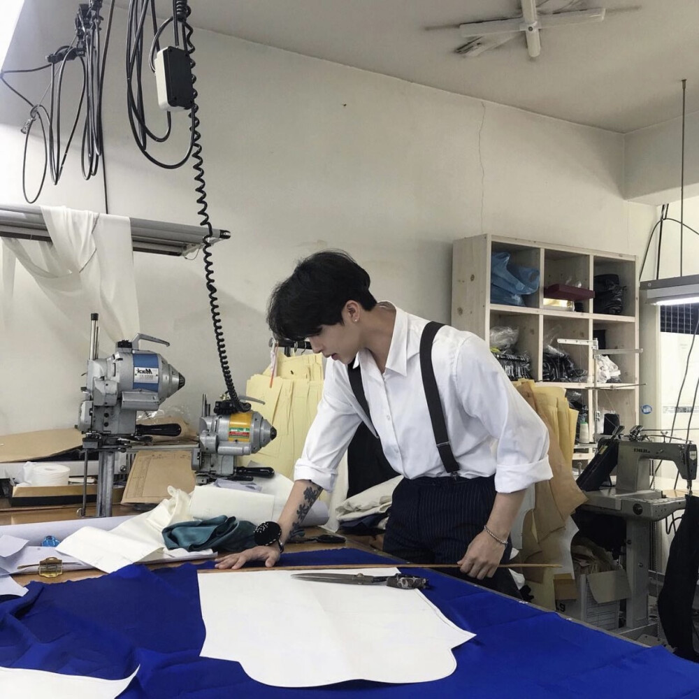 世界上的事情
最忌讳的
就是个十全十美
你看那天上的月亮
一旦圆满了
马上就要亏厌
树上的果子
一旦熟透了
马上就要坠落
凡是总要稍留欠缺
才能持恒
────莫言《檀香刑》