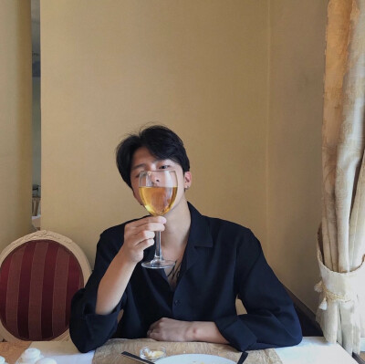 世界上的事情
最忌讳的
就是个十全十美
你看那天上的月亮
一旦圆满了
马上就要亏厌
树上的果子
一旦熟透了
马上就要坠落
凡是总要稍留欠缺
才能持恒
────莫言《檀香刑》