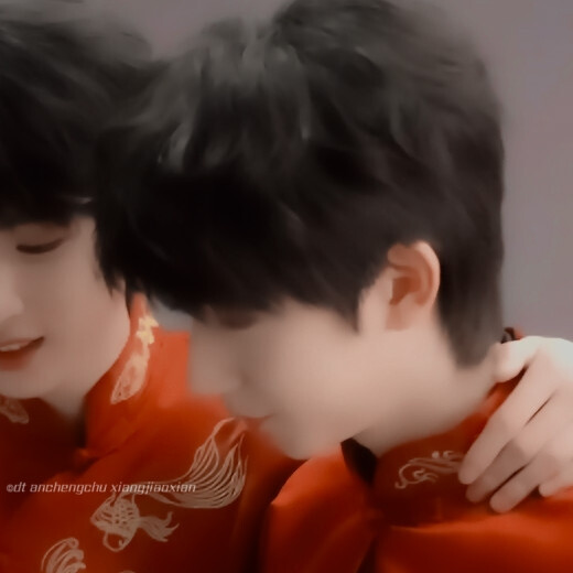 翔霖。
碎碎念念，岁岁年年，没有一张合影，也没签名，最后的最后只是隔着屏幕追了好多年。
原截:黄丞染。