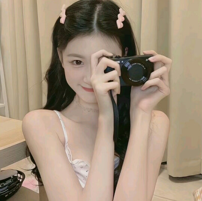 世间情动，不过盛夏白瓷梅子汤，碎冰碰壁叮当响