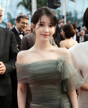 IU(李知恩)