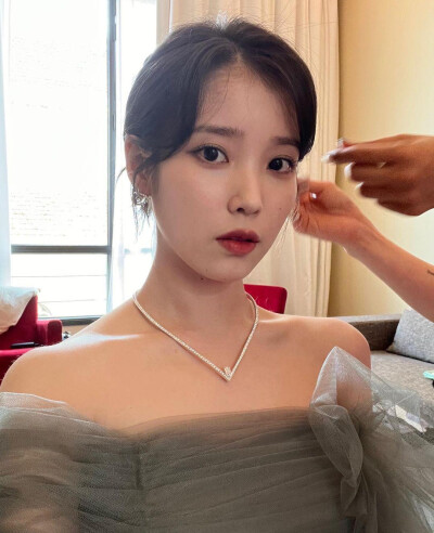 IU(李知恩)