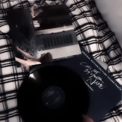  该怎么怀念你用我心里种的树漫山遍野的花帘子掀起的风还是我醉倒的那个夏天