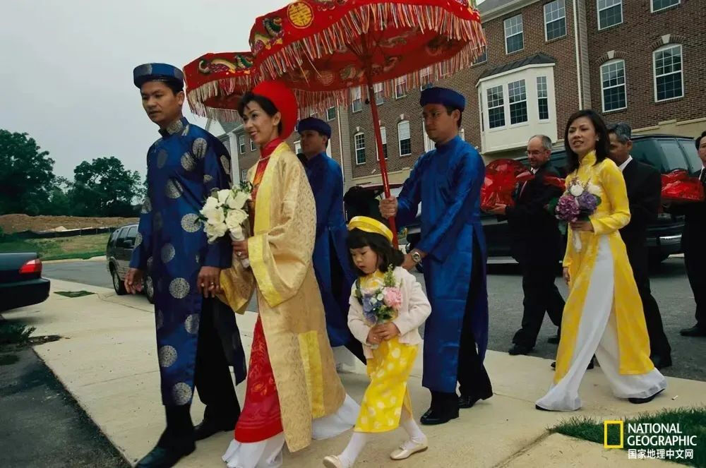 婚礼队伍
2001年9月刊，一对新人在弗吉尼亚州举办了传统越南婚礼。摄影：KAREN KASMAUSKI
