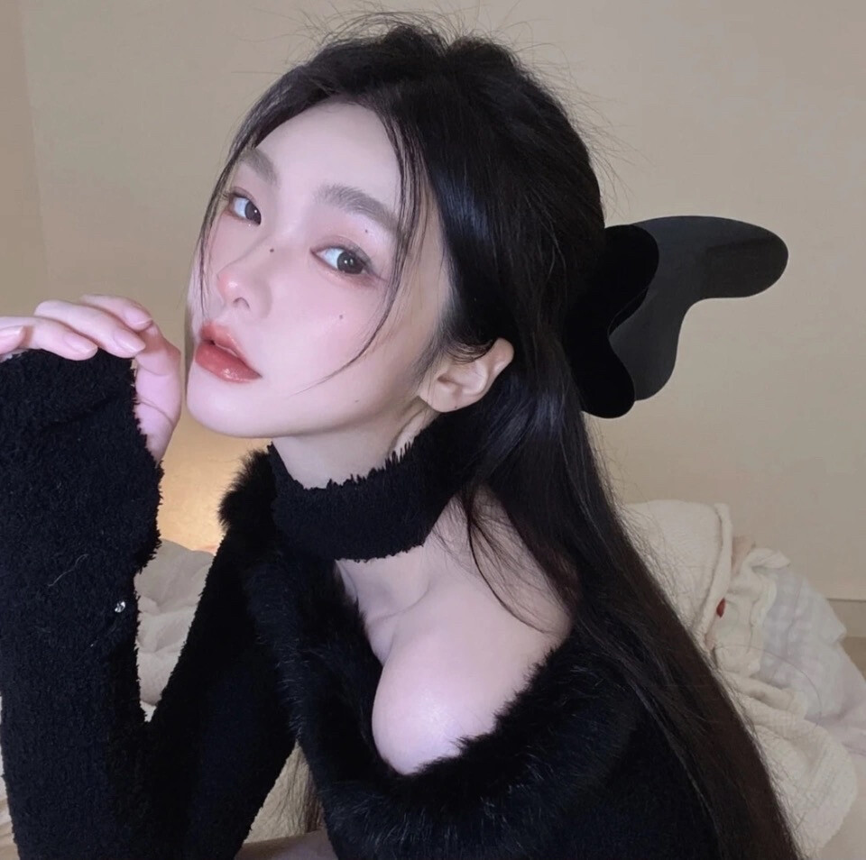 其实风
并不曾在这里居住
或者停留
他只是路过了
在你我都年少的时候
卷走了我们的时光
你在这样一阵风过后
离开了这里
而我一直在原地等
可风已经走了
────时笙
