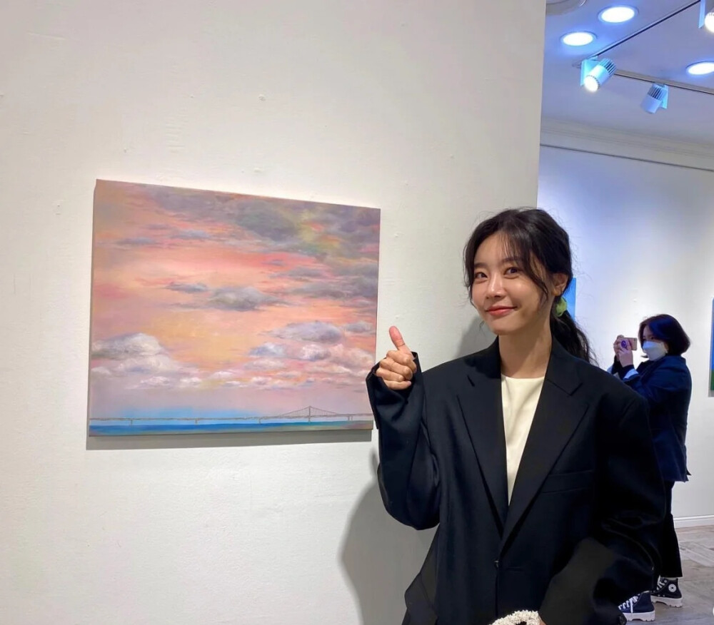 完美驾驭知性和休闲两种风格的GIRL‘S DAY朴素珍小姐姐的日常穿搭。 ​