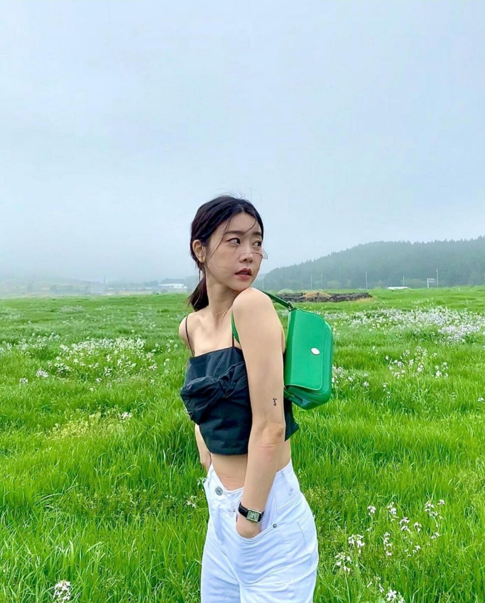 完美驾驭知性和休闲两种风格的GIRL‘S DAY朴素珍小姐姐的日常穿搭。 ​