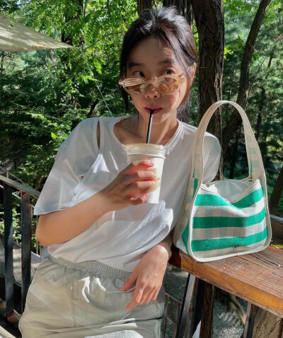 完美驾驭知性和休闲两种风格的GIRL‘S DAY朴素珍小姐姐的日常穿搭。 ​