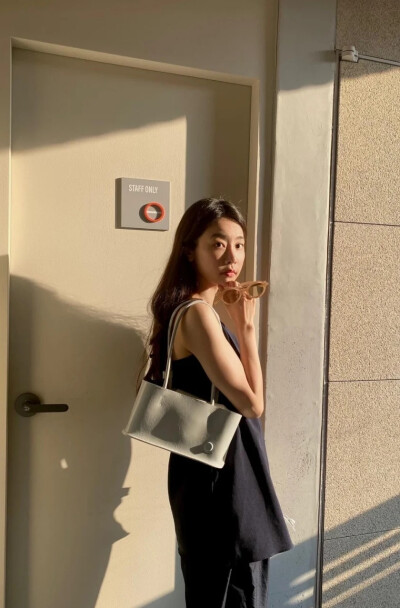 完美驾驭知性和休闲两种风格的GIRL‘S DAY朴素珍小姐姐的日常穿搭。 ​