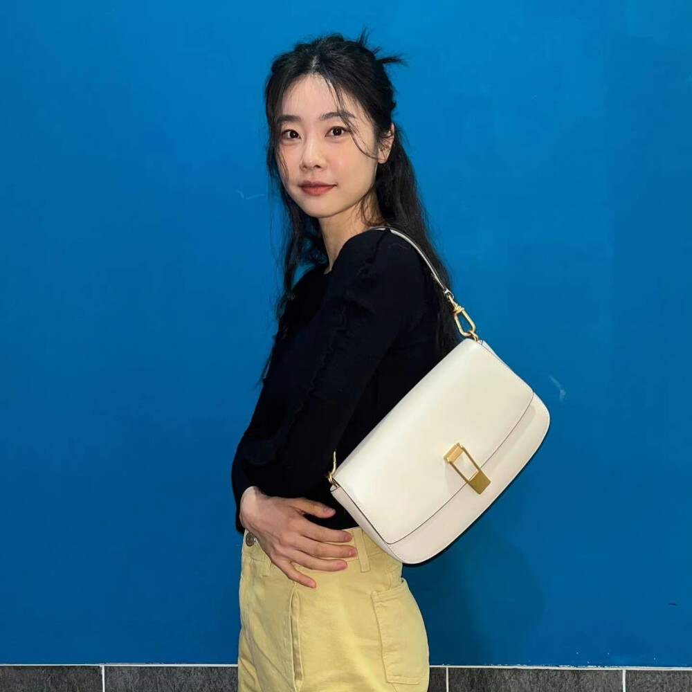 完美驾驭知性和休闲两种风格的GIRL‘S DAY朴素珍小姐姐的日常穿搭。 ​