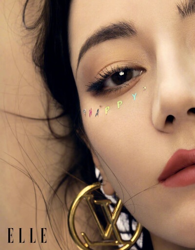 ELLE7月刊/无论在片场，或面对媒体、出席活动，迪丽热巴 始终真诚、大方、得体。正是这种程度的“滴水不漏”，泄露她敏感多思的痕迹，以及内里害羞的她自我较劲的不易。她所展现出的开朗同样是需要勇气的，事实上，…