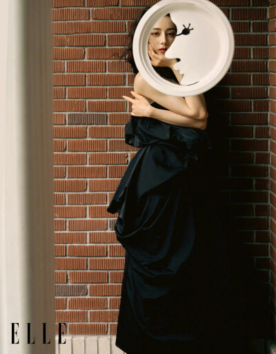 ELLE7月刊/无论在片场，或面对媒体、出席活动，迪丽热巴 始终真诚、大方、得体。正是这种程度的“滴水不漏”，泄露她敏感多思的痕迹，以及内里害羞的她自我较劲的不易。她所展现出的开朗同样是需要勇气的，事实上，…