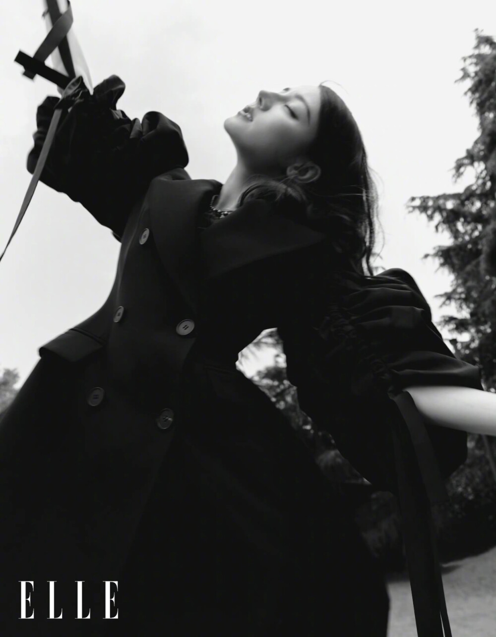 ELLE7月刊/无论在片场，或面对媒体、出席活动，迪丽热巴 始终真诚、大方、得体。正是这种程度的“滴水不漏”，泄露她敏感多思的痕迹，以及内里害羞的她自我较劲的不易。她所展现出的开朗同样是需要勇气的，事实上，“这么久以来，‘勇敢’一直是围绕在我身边的一个词。迪丽热巴ELLE首封,ELLE仲夏浪漫封面大片