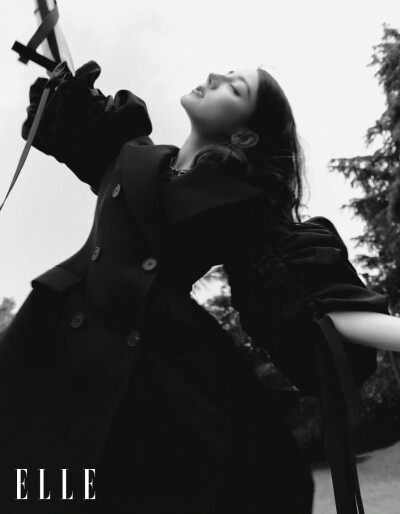 ELLE7月刊/无论在片场，或面对媒体、出席活动，迪丽热巴 始终真诚、大方、得体。正是这种程度的“滴水不漏”，泄露她敏感多思的痕迹，以及内里害羞的她自我较劲的不易。她所展现出的开朗同样是需要勇气的，事实上，…