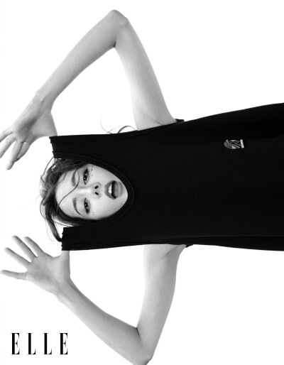 ELLE7月刊/无论在片场，或面对媒体、出席活动，迪丽热巴 始终真诚、大方、得体。正是这种程度的“滴水不漏”，泄露她敏感多思的痕迹，以及内里害羞的她自我较劲的不易。她所展现出的开朗同样是需要勇气的，事实上，…