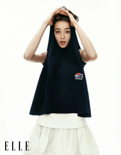 ELLE7月刊/无论在片场，或面对媒体、出席活动，迪丽热巴 始终真诚、大方、得体。正是这种程度的“滴水不漏”，泄露她敏感多思的痕迹，以及内里害羞的她自我较劲的不易。她所展现出的开朗同样是需要勇气的，事实上，…