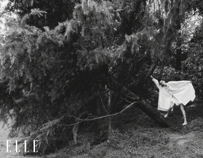 ELLE7月刊/无论在片场，或面对媒体、出席活动，迪丽热巴 始终真诚、大方、得体。正是这种程度的“滴水不漏”，泄露她敏感多思的痕迹，以及内里害羞的她自我较劲的不易。她所展现出的开朗同样是需要勇气的，事实上，…