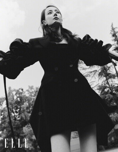 ELLE7月刊/无论在片场，或面对媒体、出席活动，迪丽热巴 始终真诚、大方、得体。正是这种程度的“滴水不漏”，泄露她敏感多思的痕迹，以及内里害羞的她自我较劲的不易。她所展现出的开朗同样是需要勇气的，事实上，…