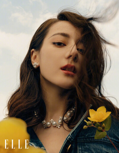 ELLE7月刊/无论在片场，或面对媒体、出席活动，迪丽热巴 始终真诚、大方、得体。正是这种程度的“滴水不漏”，泄露她敏感多思的痕迹，以及内里害羞的她自我较劲的不易。她所展现出的开朗同样是需要勇气的，事实上，…