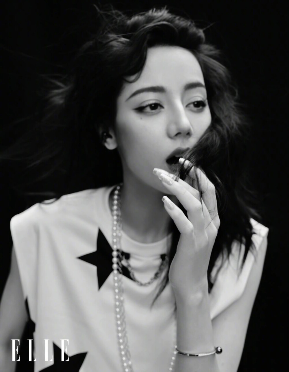 ELLE7月刊/无论在片场，或面对媒体、出席活动，迪丽热巴 始终真诚、大方、得体。正是这种程度的“滴水不漏”，泄露她敏感多思的痕迹，以及内里害羞的她自我较劲的不易。她所展现出的开朗同样是需要勇气的，事实上，“这么久以来，‘勇敢’一直是围绕在我身边的一个词。迪丽热巴ELLE首封,ELLE仲夏浪漫封面大片