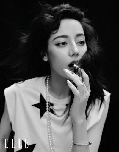 ELLE7月刊/无论在片场，或面对媒体、出席活动，迪丽热巴 始终真诚、大方、得体。正是这种程度的“滴水不漏”，泄露她敏感多思的痕迹，以及内里害羞的她自我较劲的不易。她所展现出的开朗同样是需要勇气的，事实上，…