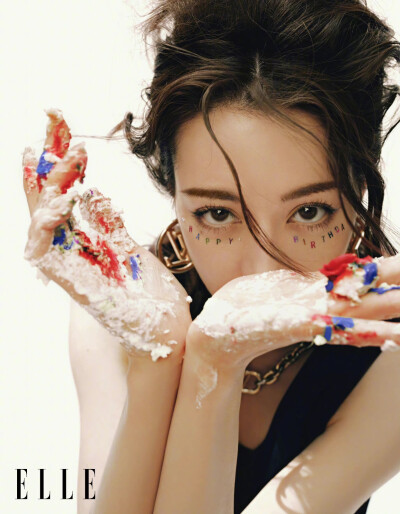 ELLE7月刊/无论在片场，或面对媒体、出席活动，迪丽热巴 始终真诚、大方、得体。正是这种程度的“滴水不漏”，泄露她敏感多思的痕迹，以及内里害羞的她自我较劲的不易。她所展现出的开朗同样是需要勇气的，事实上，…