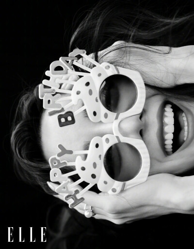 ELLE7月刊/无论在片场，或面对媒体、出席活动，迪丽热巴 始终真诚、大方、得体。正是这种程度的“滴水不漏”，泄露她敏感多思的痕迹，以及内里害羞的她自我较劲的不易。她所展现出的开朗同样是需要勇气的，事实上，…