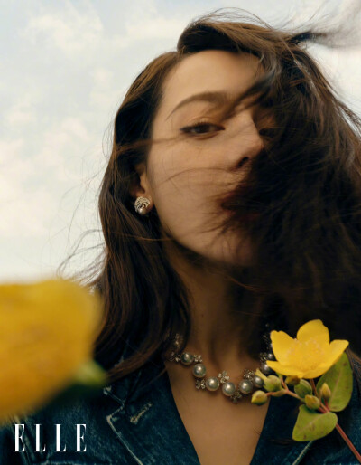 ELLE7月刊/无论在片场，或面对媒体、出席活动，迪丽热巴 始终真诚、大方、得体。正是这种程度的“滴水不漏”，泄露她敏感多思的痕迹，以及内里害羞的她自我较劲的不易。她所展现出的开朗同样是需要勇气的，事实上，…