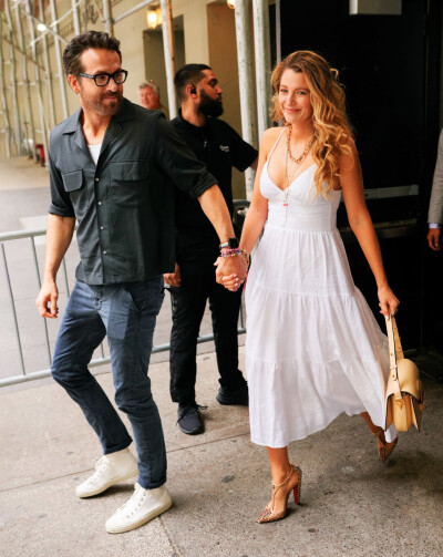 Ryan Reynolds & Blake Lively (瑞安·雷诺兹&布莱克·莱弗利) 纽约街拍
2022.06.11 / NYC
[weibo@雪霏Sophia]