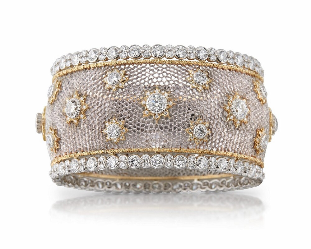 Buccellati 布契拉提「Unica」系列沿用「Tulle 珠罗纱」「Rigato 手工拉丝」等工艺赋予珠宝蕾丝、丝缎面料般的轻盈 Volta Celeste 白金手镯、 Euforia 白金手镯、 Joie de vivre 白金手镯、 Morgana 金质手镯、Araldica 白金耳坠 镶嵌圆形切割钻石、红宝石、蓝宝石和祖母