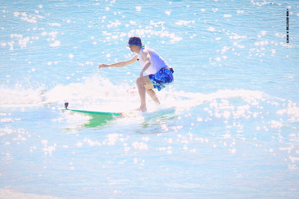 ☀某个全世界还没有醒来的早晨
小王同学已经抱着冲浪板来到了海边☀️ cr:logo