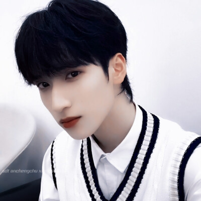 严浩翔。
二转注明dt安呈初在内卷。
看专辑。