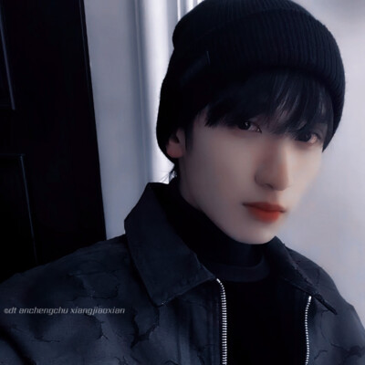 严浩翔。
二转注明dt安呈初在内卷。
看专辑。