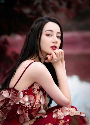 迪丽热巴｜榴花燃夏

#迪丽热巴# ​​​